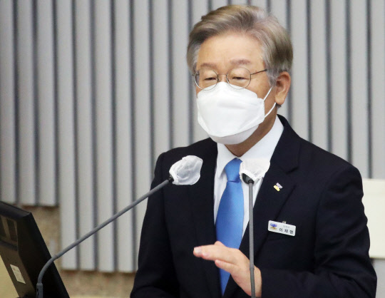 이재명 경기도지사가 지난 1일 경기도 수원시 경기도의회에서 열린 제354회 임시회 제2차 본회의에서 의원 질의에 답변하고 있다. 연합뉴스